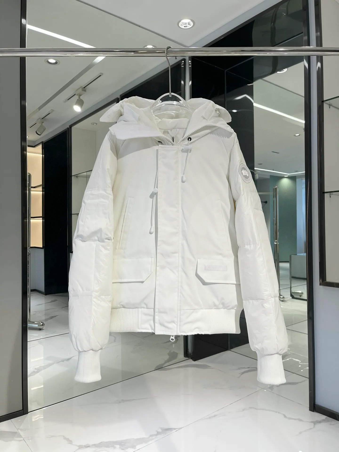 P900 Big Goose Soft Sleeve Short Bomber Jacket Canada Goose Canada Goose Chilliwack Series Solid Color Hooded Fitted Long Sleeve Down Jacket Paradigm Series Down Jacket Short Big Goose Soft Sleeve Down Jacket White The inner straps make the jacket easy to carry on the shoulders, freeing your hands. Special features: light, thick, handsome Size xs-xxl Color black, white